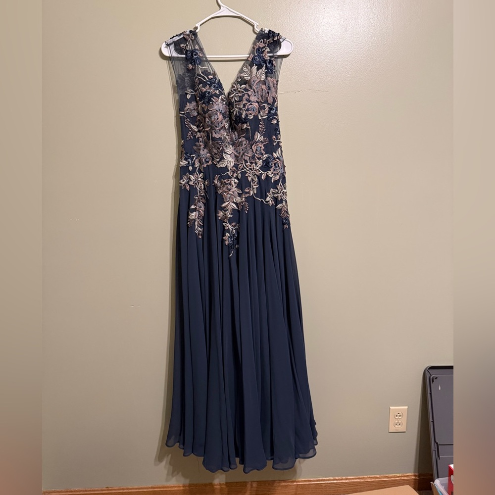 Mother of the bride dress. Steel blue color with embroidered top. - Picture 4 of 6